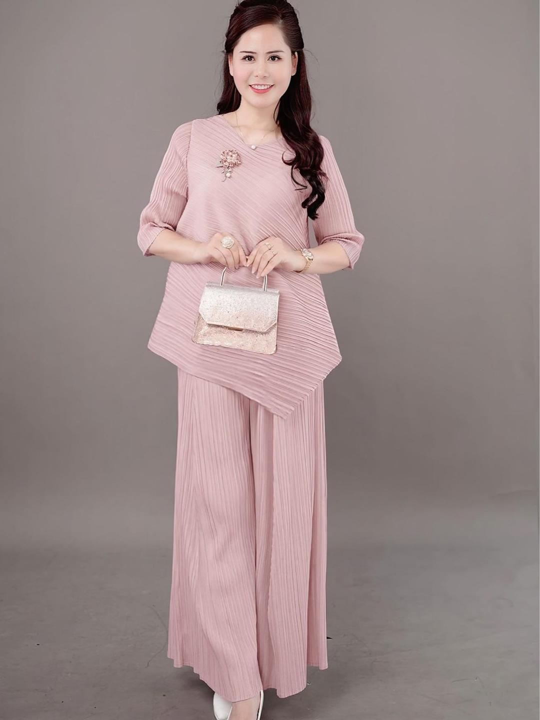 Set gồm áo và quầnđồng màu dập ly nữ sang trọng, áo tay lửng và quần ống rộng xếp ly lò xo Gerda