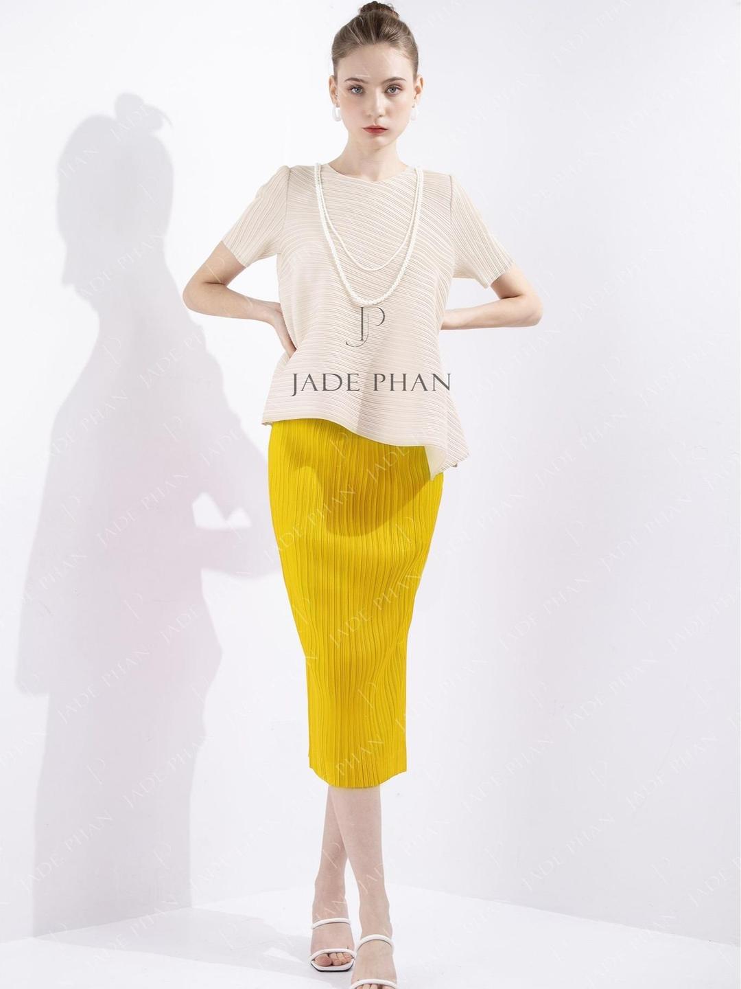 Áo Jennie Trắng và Chân váy Audora Vàng dập ly cao cấp tôn dáng sang trọng
