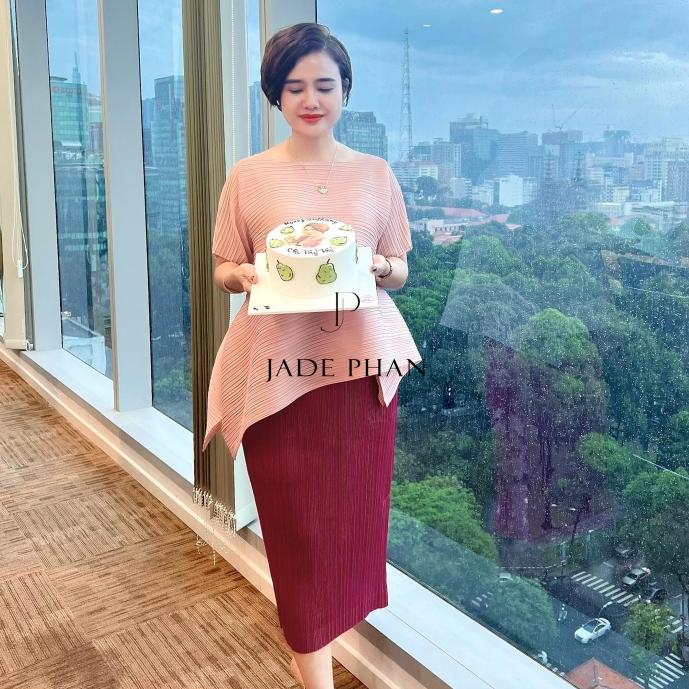 Set gồm áo và chân váy [𝐉𝐀𝐃𝐄 𝐏𝐇𝐀𝐍] áo xếp ly tà chéo và chân váy ống suông xẻ cạnh bắp chân dập ly cao cấp Katle Audora — ảnh 13