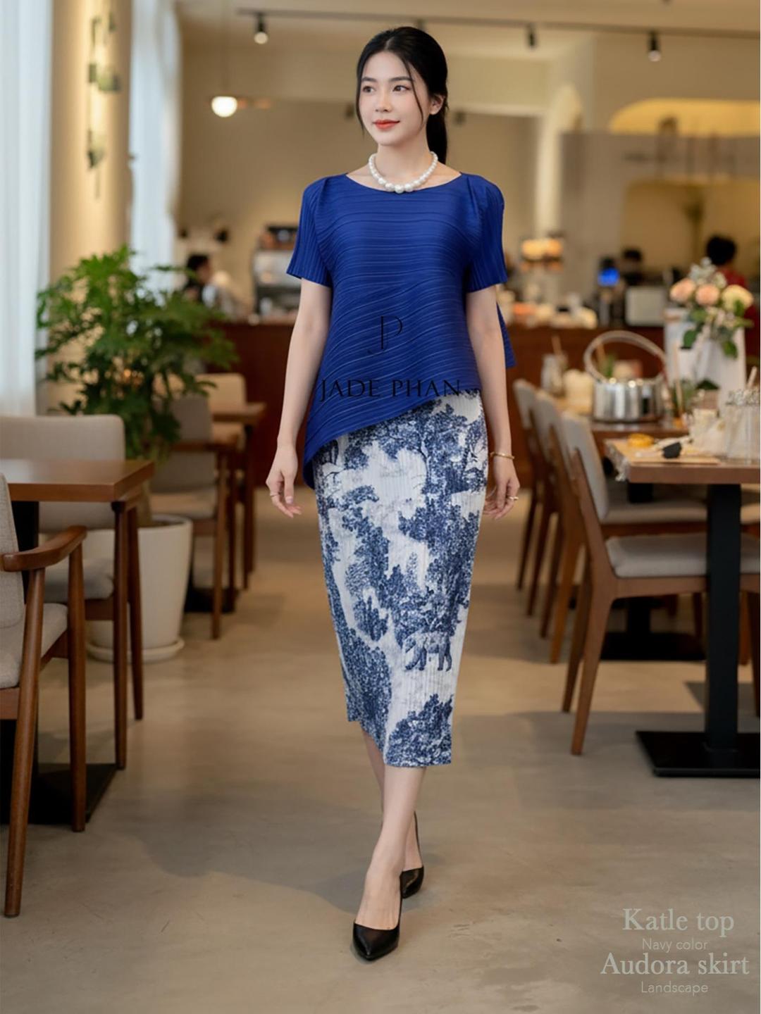Set gồm áo và chân váyxếp ly Áo katle xanh navy và chân váy Holly họa tiết phong cảnh navy dập ly [+]