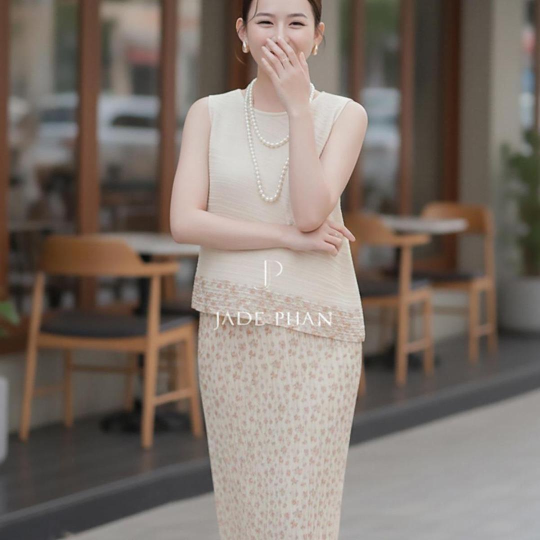 Set gồm áo và chân váyHoa nhí, bộ áo và chân váy midi nữ thanh lịch chuẩn form nhiều màu Léa & Holly [ + ]