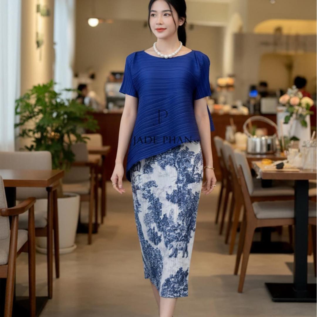 Set gồm áo và chân váyxếp ly Áo katle xanh navy và chân váy Holly họa tiết phong cảnh navy dập ly [+]